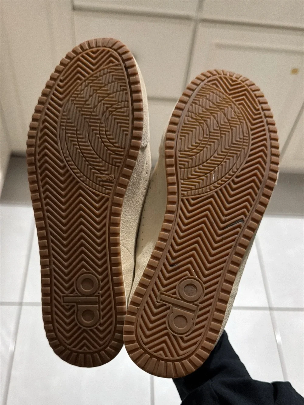 ALO Yoga soft beige